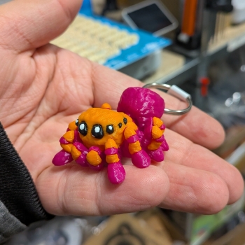 Pająk plus purpurowy - LIMITOWANY - brelok do kluczy skakun